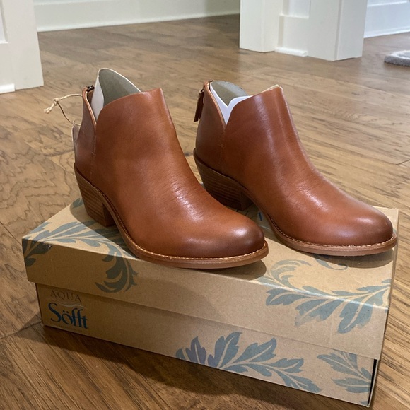 Sofft Shoes - Sofft Angelica Booties. Brown. Size 7